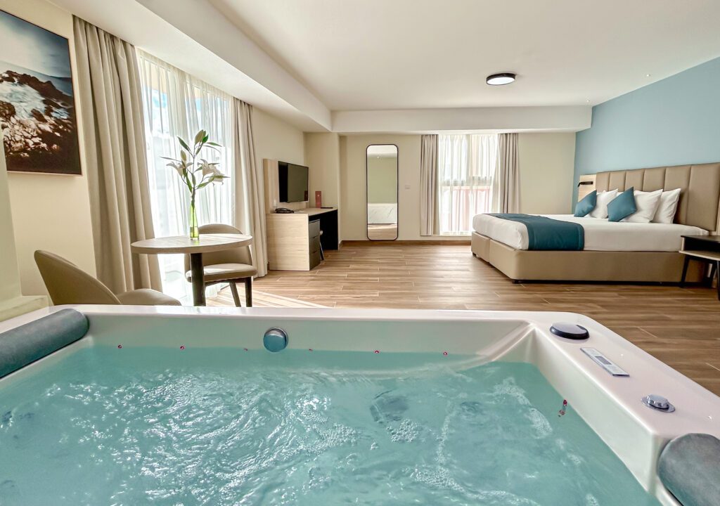qawra-hotel-room-hottub