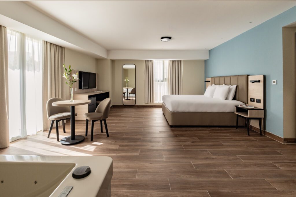 qawra-hotel-room-with-hottub2