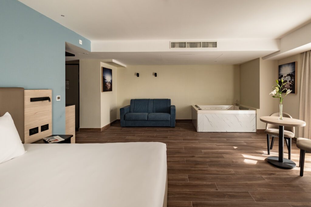 qawra-hotel-room-with-hottub3