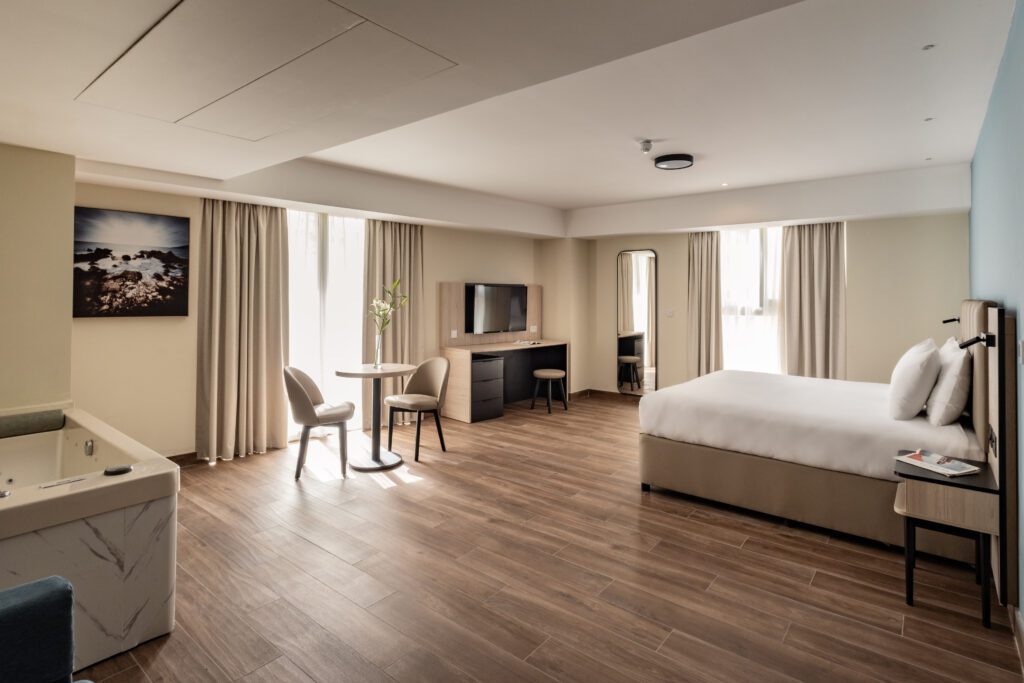 qawra-hotel-room-with-hottub4